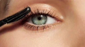 how to apply mascara without clumping